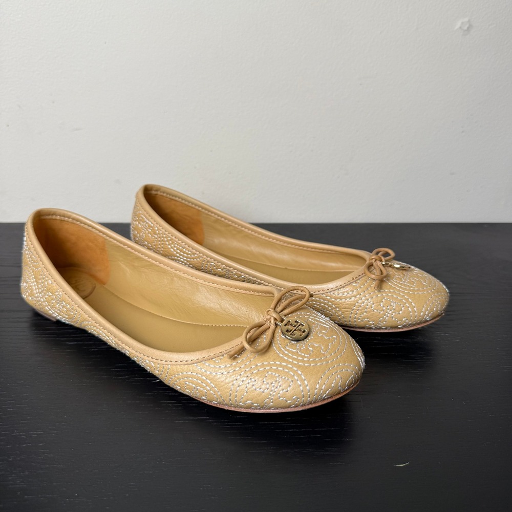 Tory Burch Tan Leather Logo Stitched Ballet Flats Preppy Trendy Gold Charm 6.5M